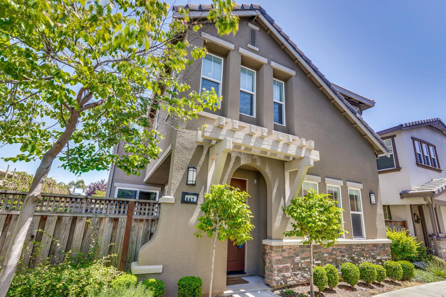 Detail Gallery Image 1 of 57 For 867 Maple Pl, East Palo Alto,  CA 94303 - 4 Beds | 2/1 Baths