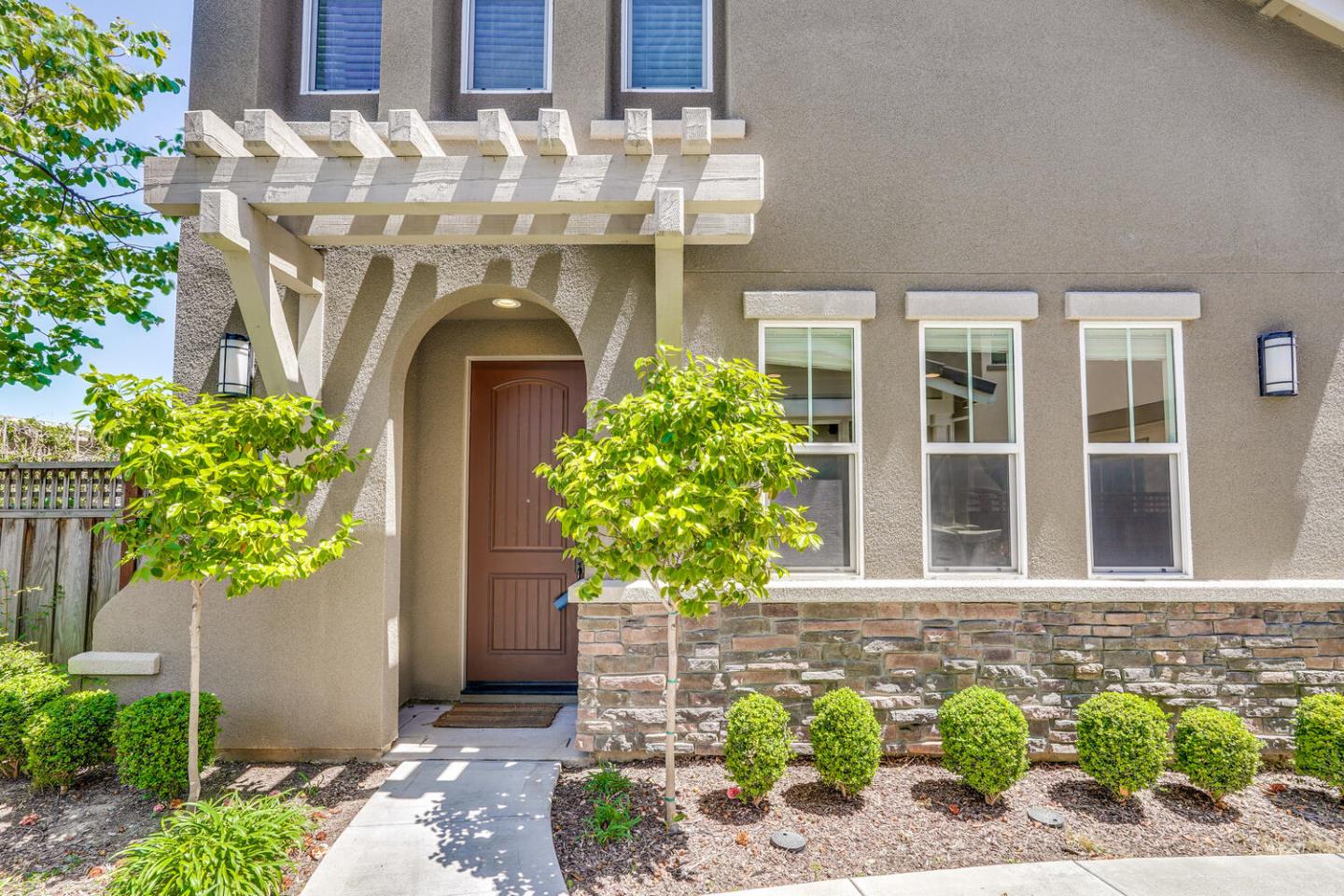 Detail Gallery Image 2 of 57 For 867 Maple Pl, East Palo Alto,  CA 94303 - 4 Beds | 2/1 Baths