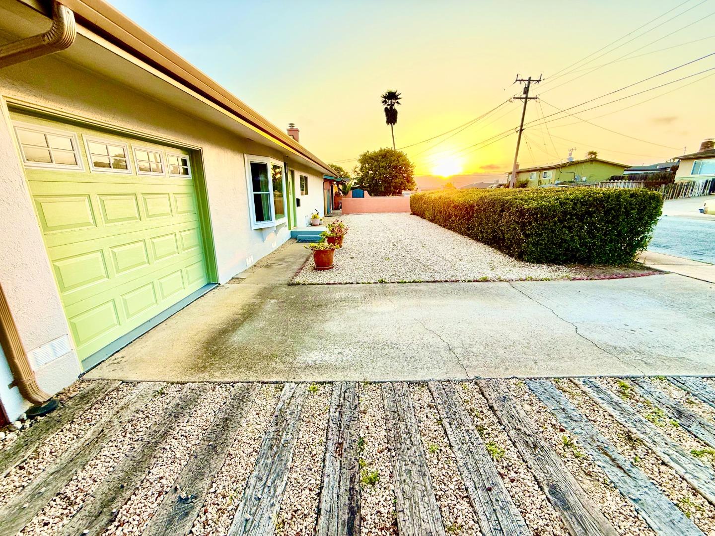 Detail Gallery Image 3 of 29 For 1870 Andrew Ct, Seaside,  CA 93955 - 2 Beds | 2 Baths