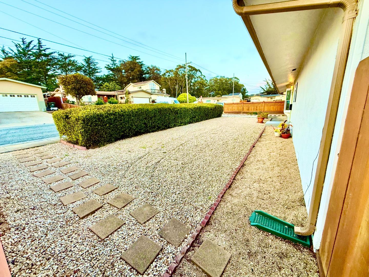 Detail Gallery Image 4 of 29 For 1870 Andrew Ct, Seaside,  CA 93955 - 2 Beds | 2 Baths