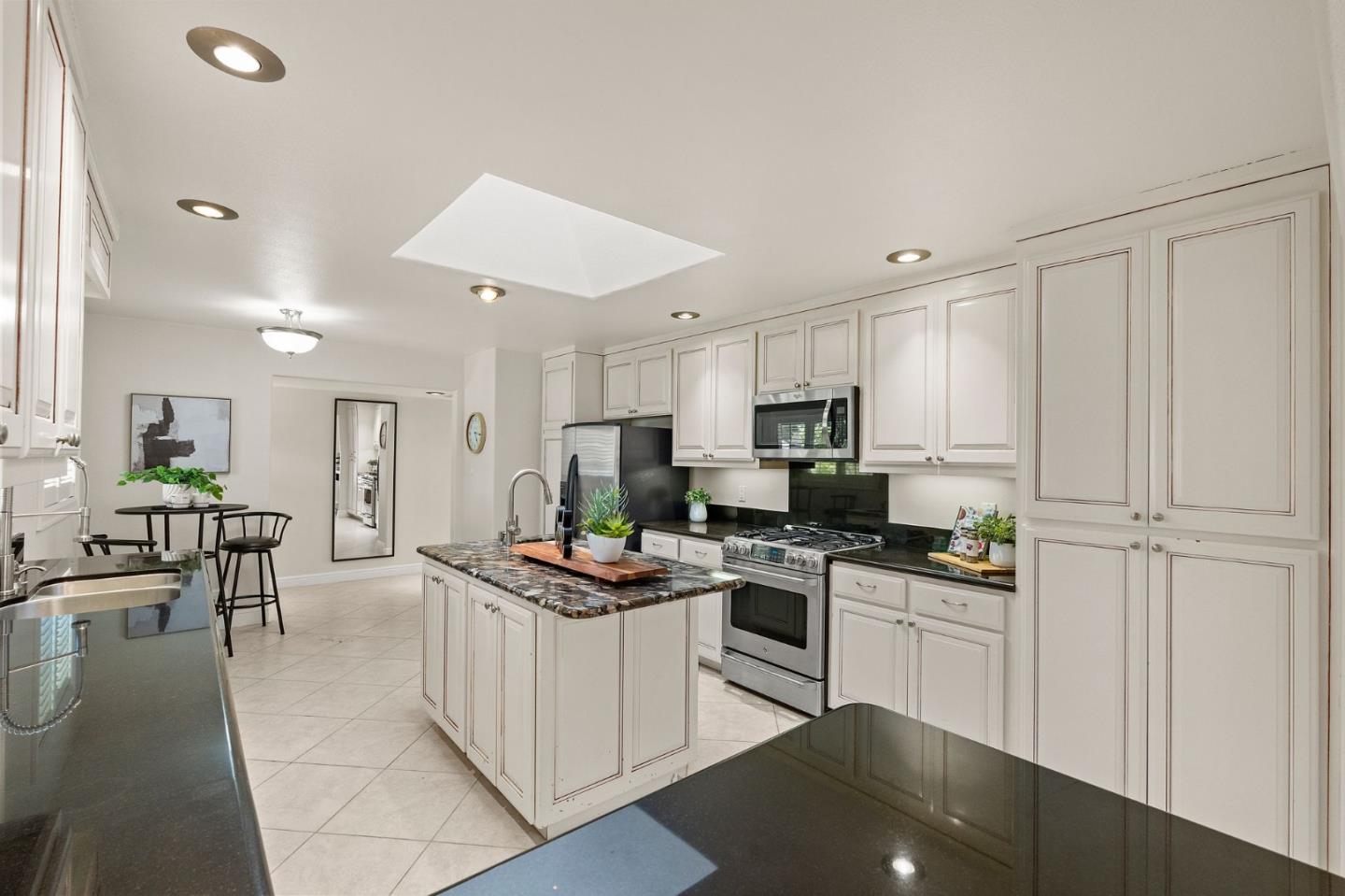 Detail Gallery Image 10 of 47 For 1114 S Genevieve Ln, San Jose,  CA 95128 - 5 Beds | 4 Baths