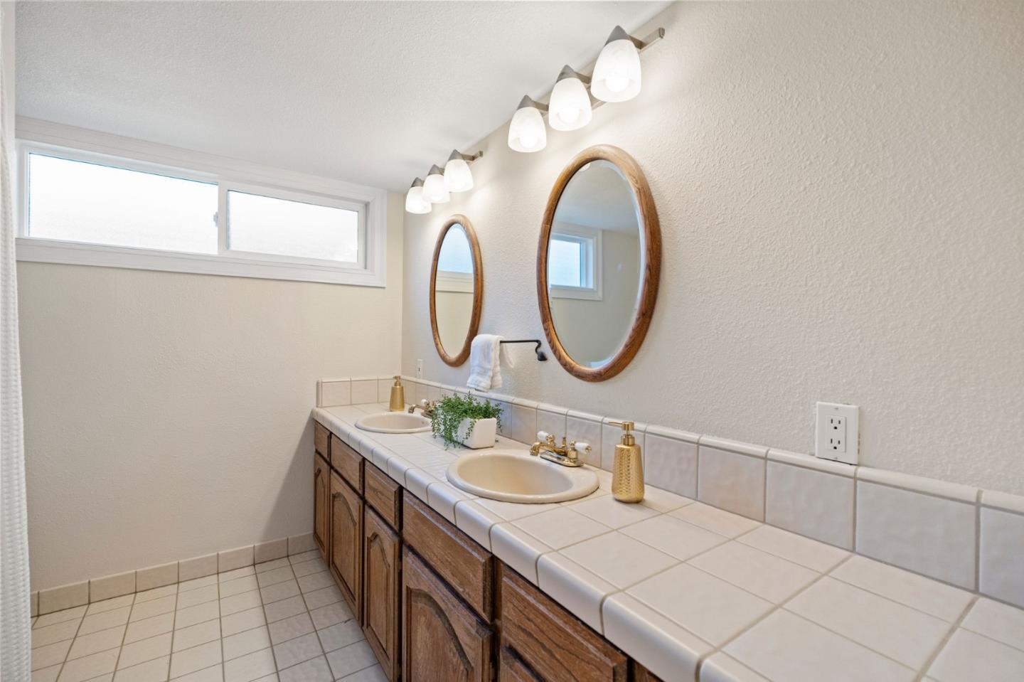 Detail Gallery Image 24 of 47 For 1114 S Genevieve Ln, San Jose,  CA 95128 - 5 Beds | 4 Baths