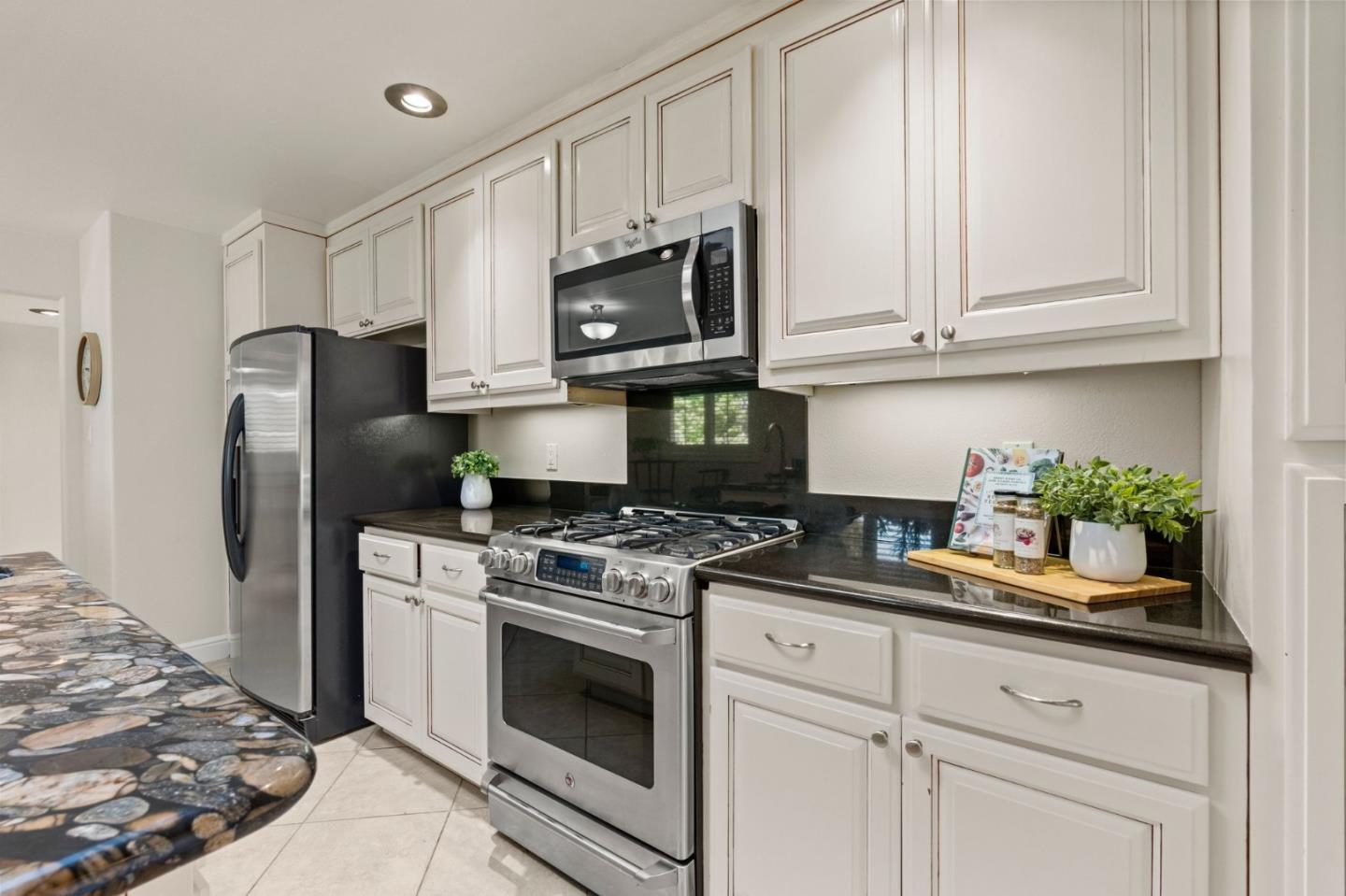 Detail Gallery Image 9 of 47 For 1114 S Genevieve Ln, San Jose,  CA 95128 - 5 Beds | 4 Baths