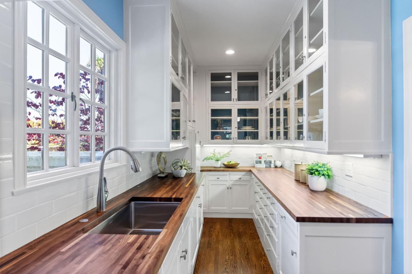 Detail Gallery Image 48 of 133 For 2181 Parkside Ave, Hillsborough,  CA 94010 - 7 Beds | 6/2 Baths