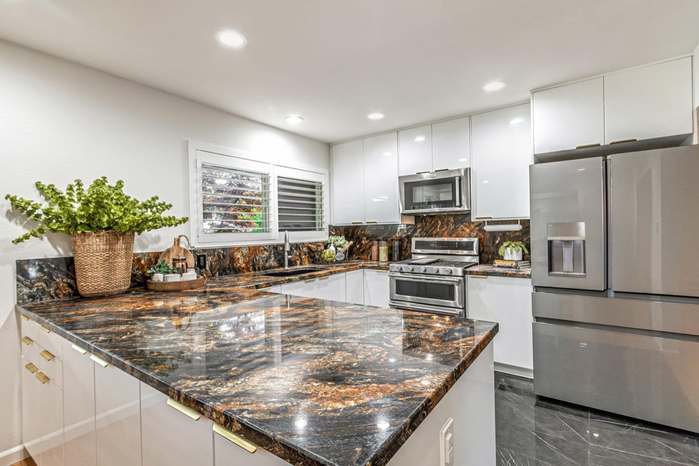 Detail Gallery Image 7 of 28 For 1992 Montemar Way, San Jose,  CA 95125 - 5 Beds | 3 Baths