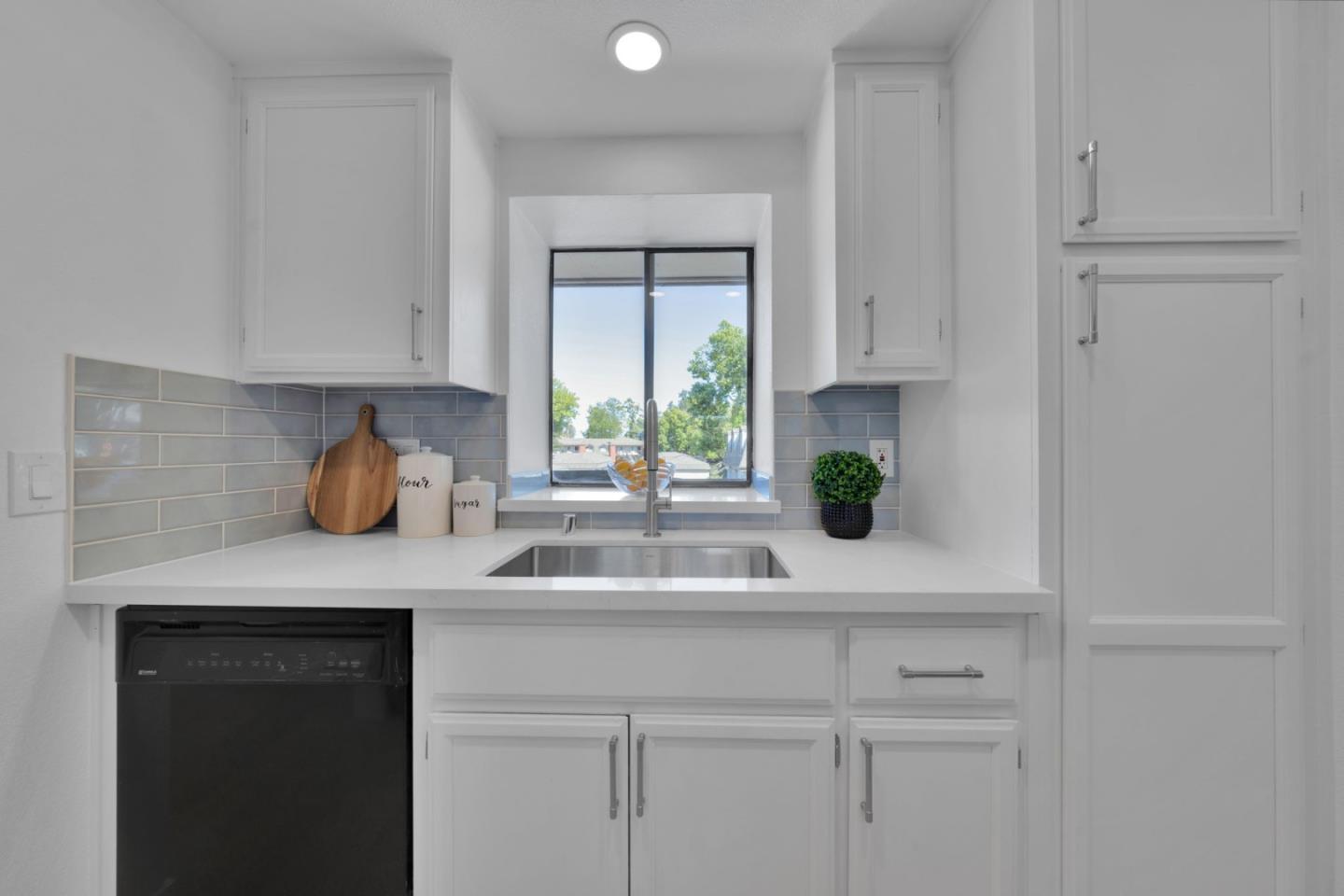 Detail Gallery Image 4 of 28 For 3226 Shadow Springs Pl, San Jose,  CA 95121 - 2 Beds | 1 Baths