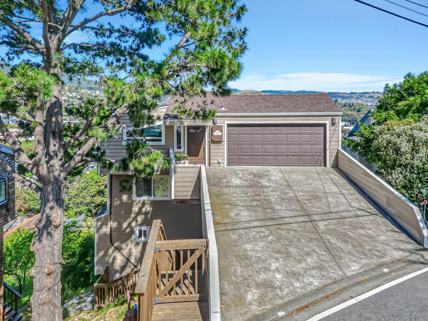 Detail Gallery Image 3 of 58 For 1117 Humboldt Rd, Brisbane,  CA 94005 - 4 Beds | 2/1 Baths