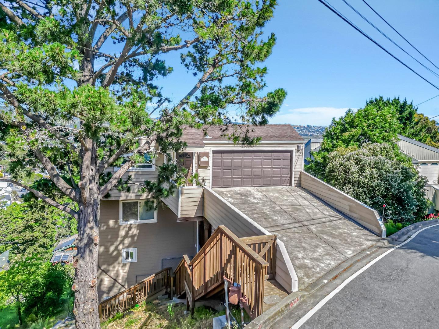 Detail Gallery Image 4 of 58 For 1117 Humboldt Rd, Brisbane,  CA 94005 - 4 Beds | 2/1 Baths