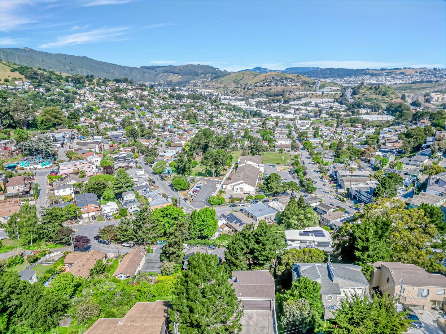 Detail Gallery Image 9 of 58 For 1117 Humboldt Rd, Brisbane,  CA 94005 - 4 Beds | 2/1 Baths