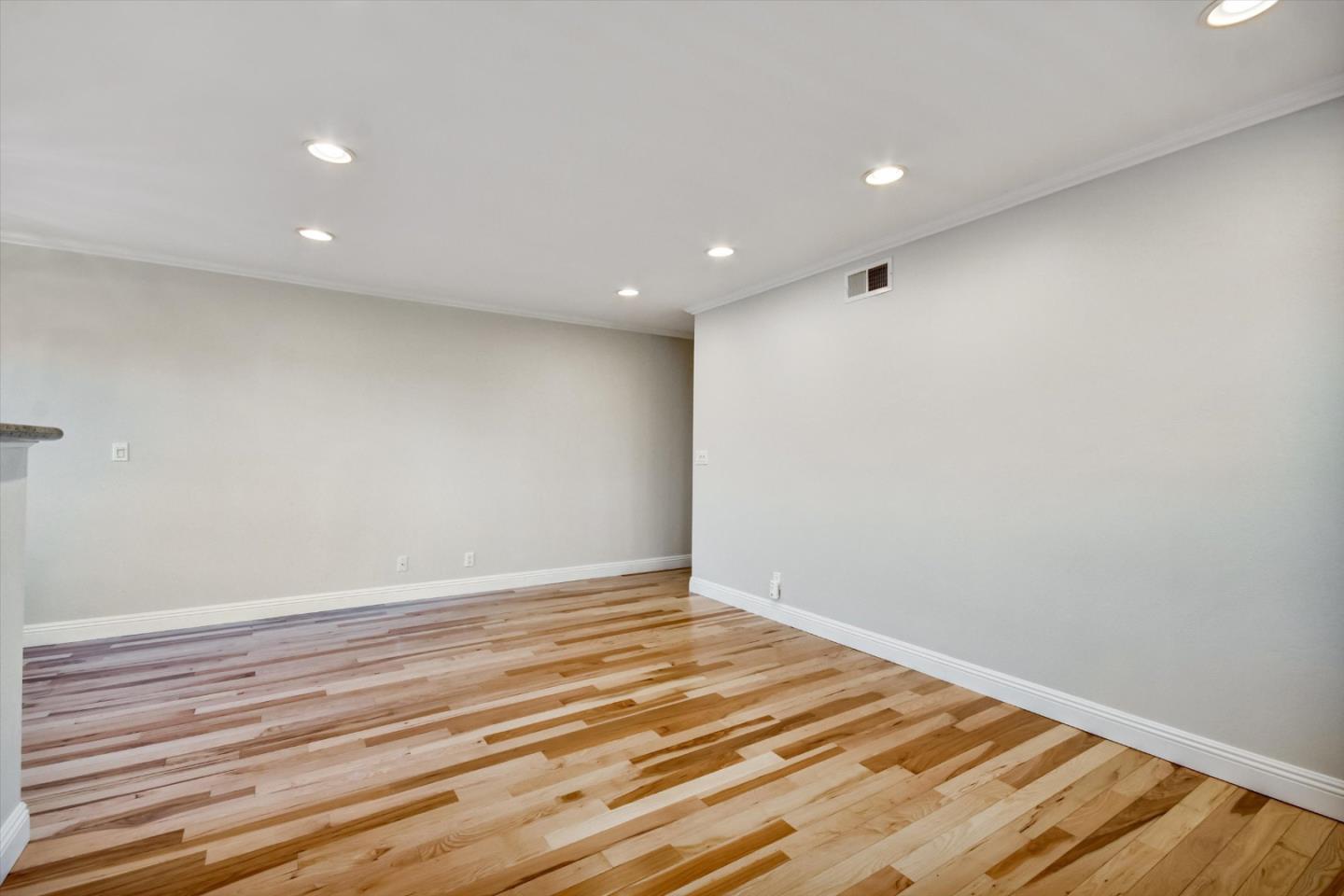 Detail Gallery Image 4 of 33 For 2309 Saidel Dr #4,  San Jose,  CA 95124 - 2 Beds | 1 Baths