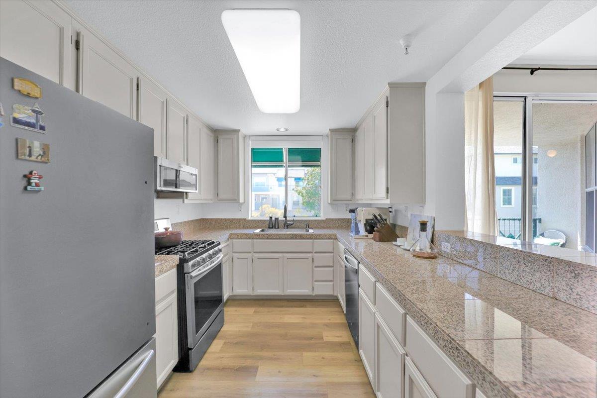 Detail Gallery Image 12 of 45 For 401 Baltic Cir #411,  Redwood Shores,  CA 94065 - 2 Beds | 2/1 Baths