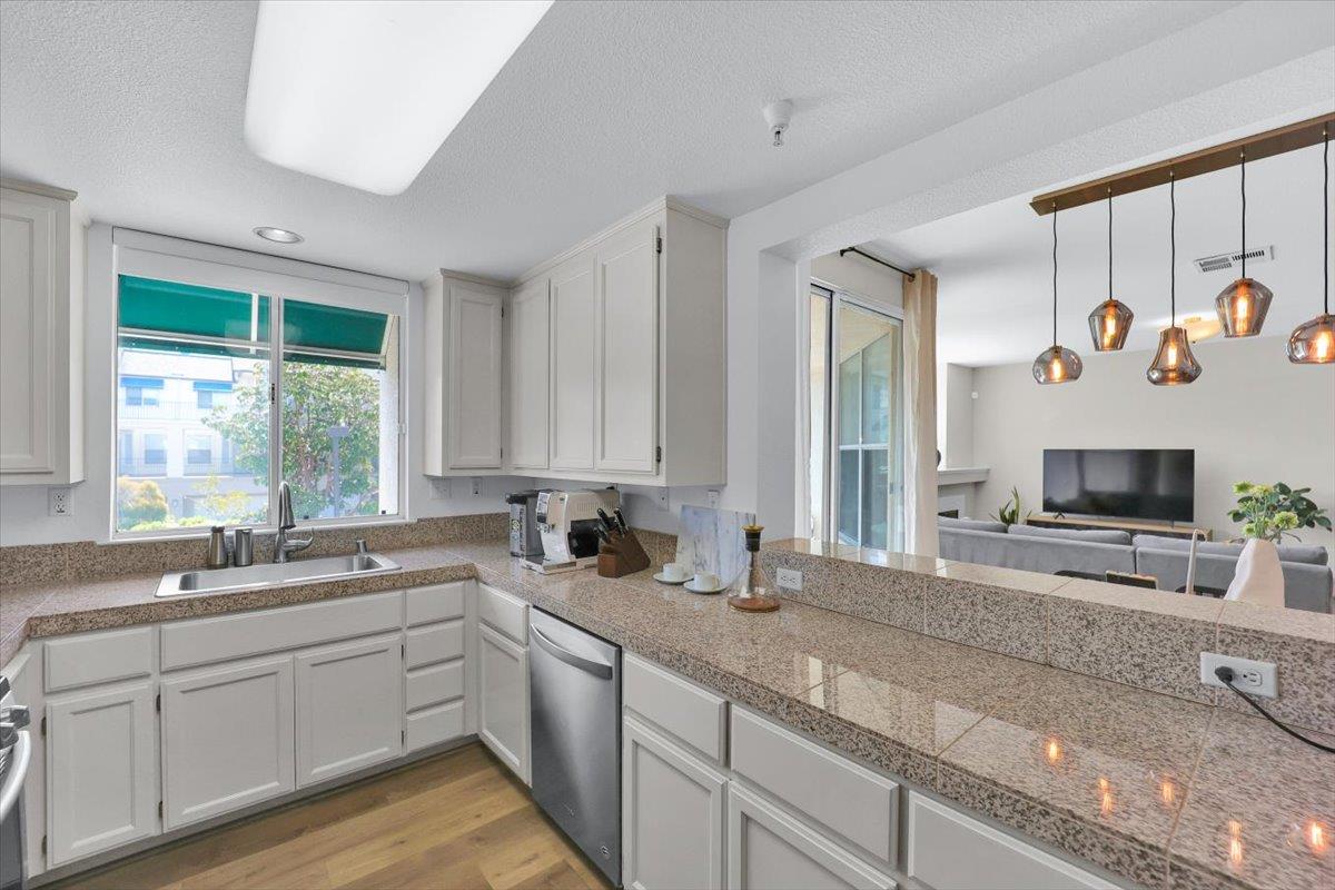 Detail Gallery Image 13 of 45 For 401 Baltic Cir #411,  Redwood Shores,  CA 94065 - 2 Beds | 2/1 Baths