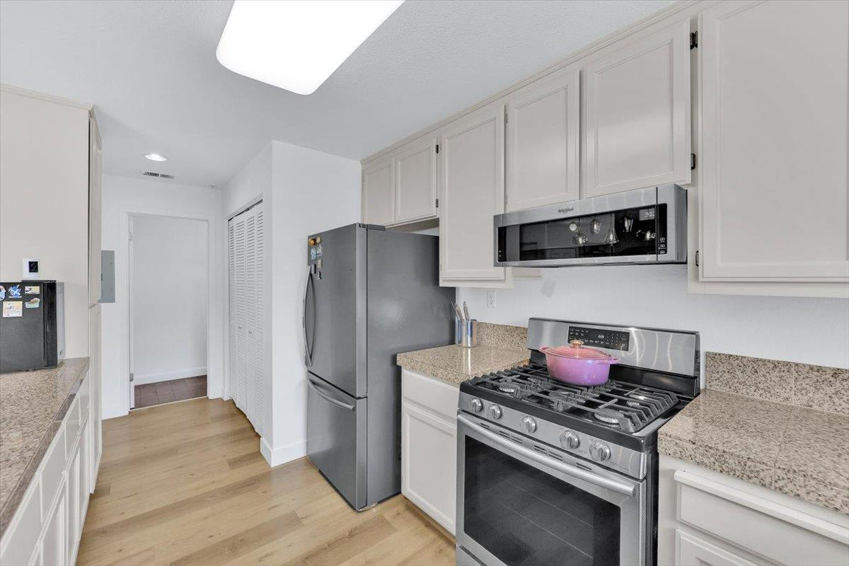 Detail Gallery Image 15 of 45 For 401 Baltic Cir #411,  Redwood Shores,  CA 94065 - 2 Beds | 2/1 Baths