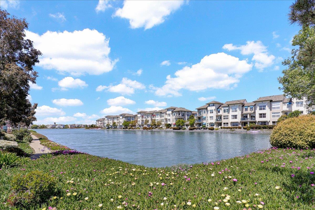 Detail Gallery Image 2 of 45 For 401 Baltic Cir #411,  Redwood Shores,  CA 94065 - 2 Beds | 2/1 Baths