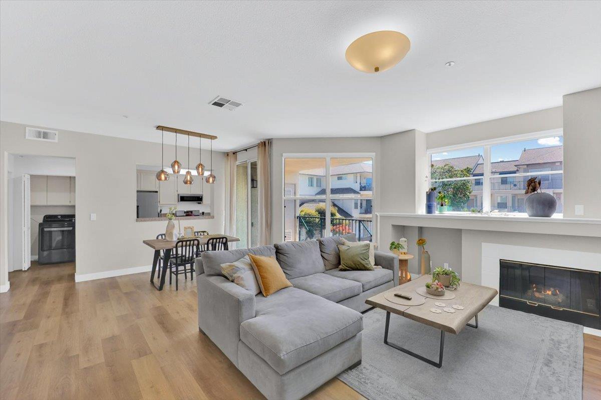 Detail Gallery Image 3 of 45 For 401 Baltic Cir #411,  Redwood Shores,  CA 94065 - 2 Beds | 2/1 Baths