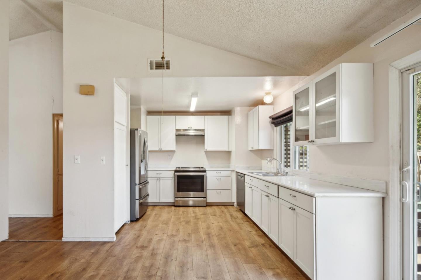 Detail Gallery Image 10 of 29 For 230 Coral Reef Ave, El Granada,  CA 94019 - 3 Beds | 2 Baths