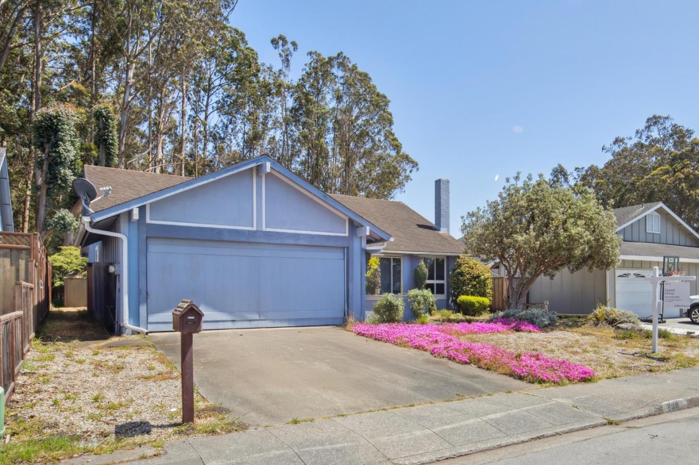 Detail Gallery Image 3 of 29 For 230 Coral Reef Ave, El Granada,  CA 94019 - 3 Beds | 2 Baths
