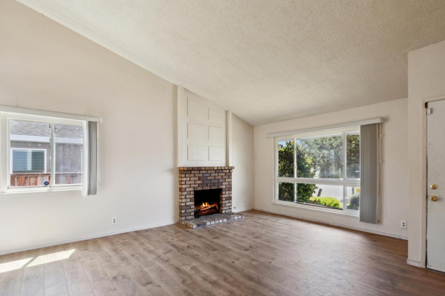 Detail Gallery Image 6 of 29 For 230 Coral Reef Ave, El Granada,  CA 94019 - 3 Beds | 2 Baths