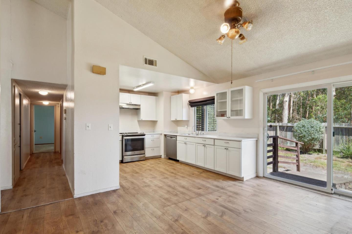 Detail Gallery Image 9 of 29 For 230 Coral Reef Ave, El Granada,  CA 94019 - 3 Beds | 2 Baths