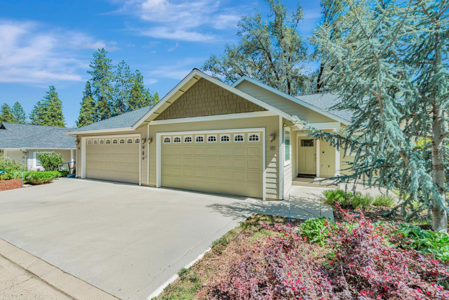 Detail Gallery Image 2 of 62 For 115 Fairway Village Ct, Murphys,  CA 95247 - 3 Beds | 3 Baths