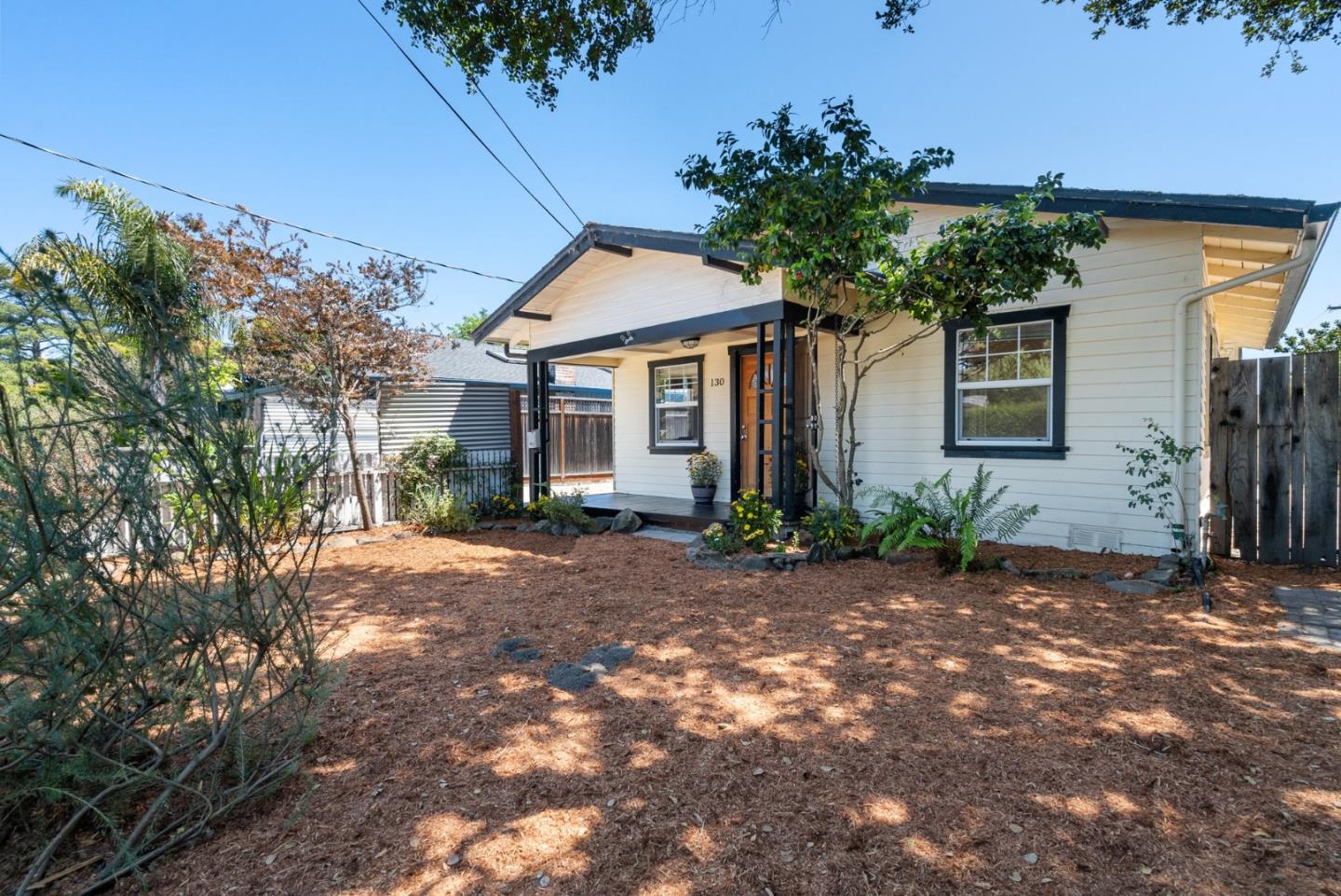 Detail Gallery Image 3 of 31 For 130 Parnell St, Santa Cruz,  CA 95062 - 2 Beds | 2 Baths