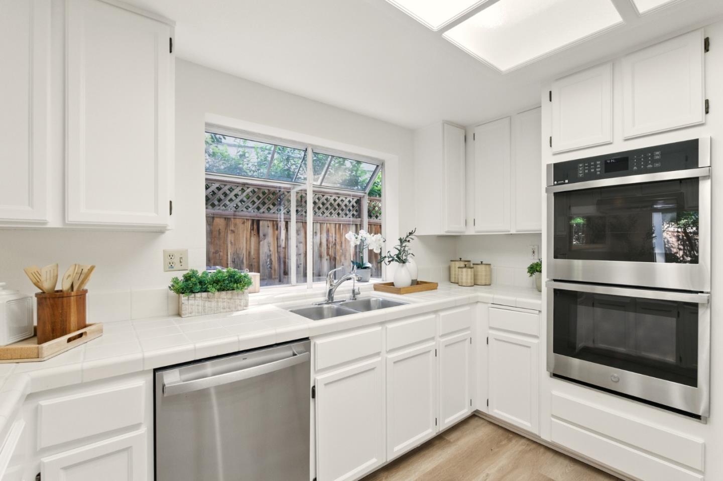 Detail Gallery Image 6 of 46 For 821 Whitehall Ln, Redwood City,  CA 94061 - 3 Beds | 2/1 Baths