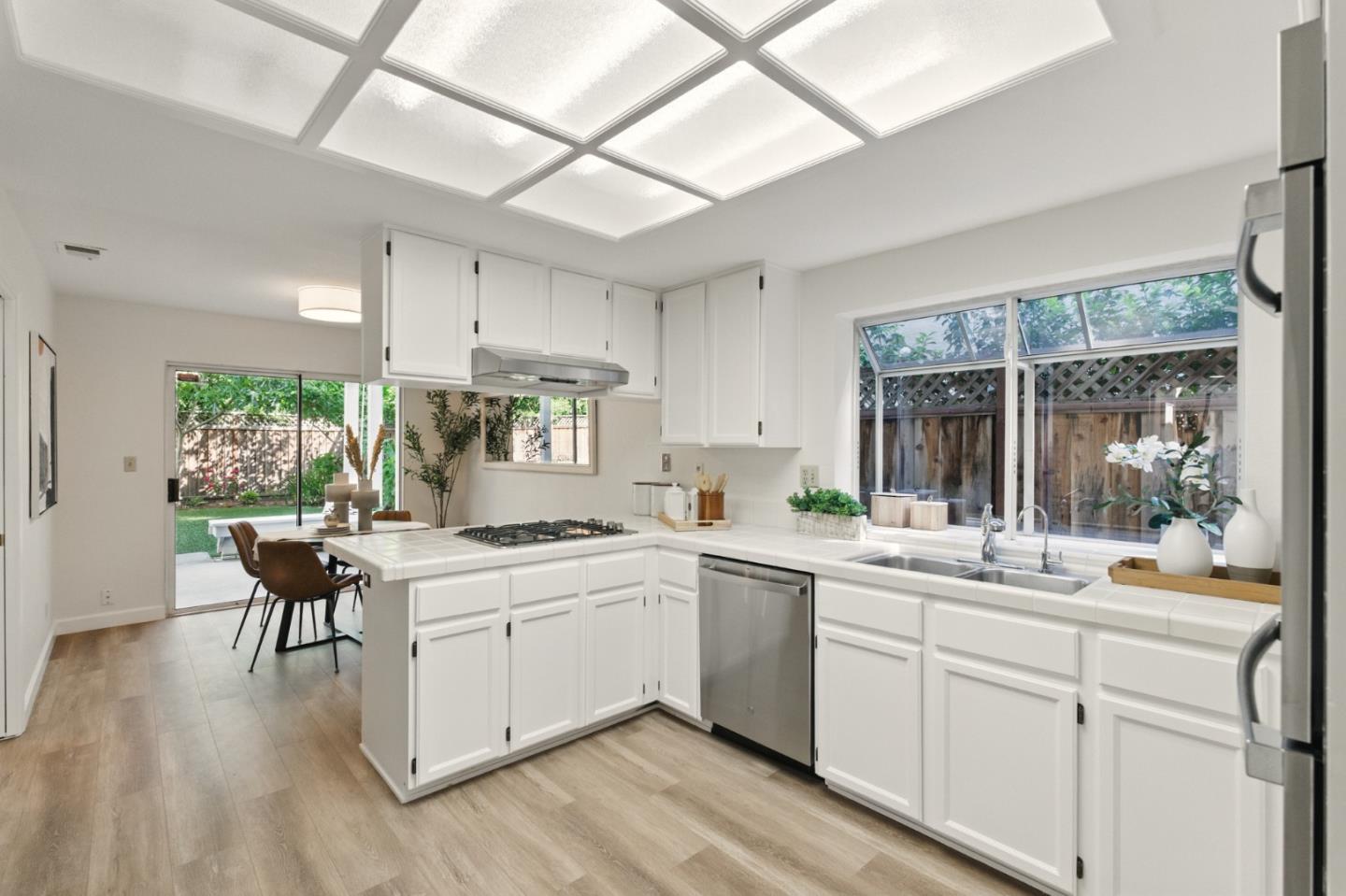 Detail Gallery Image 7 of 46 For 821 Whitehall Ln, Redwood City,  CA 94061 - 3 Beds | 2/1 Baths