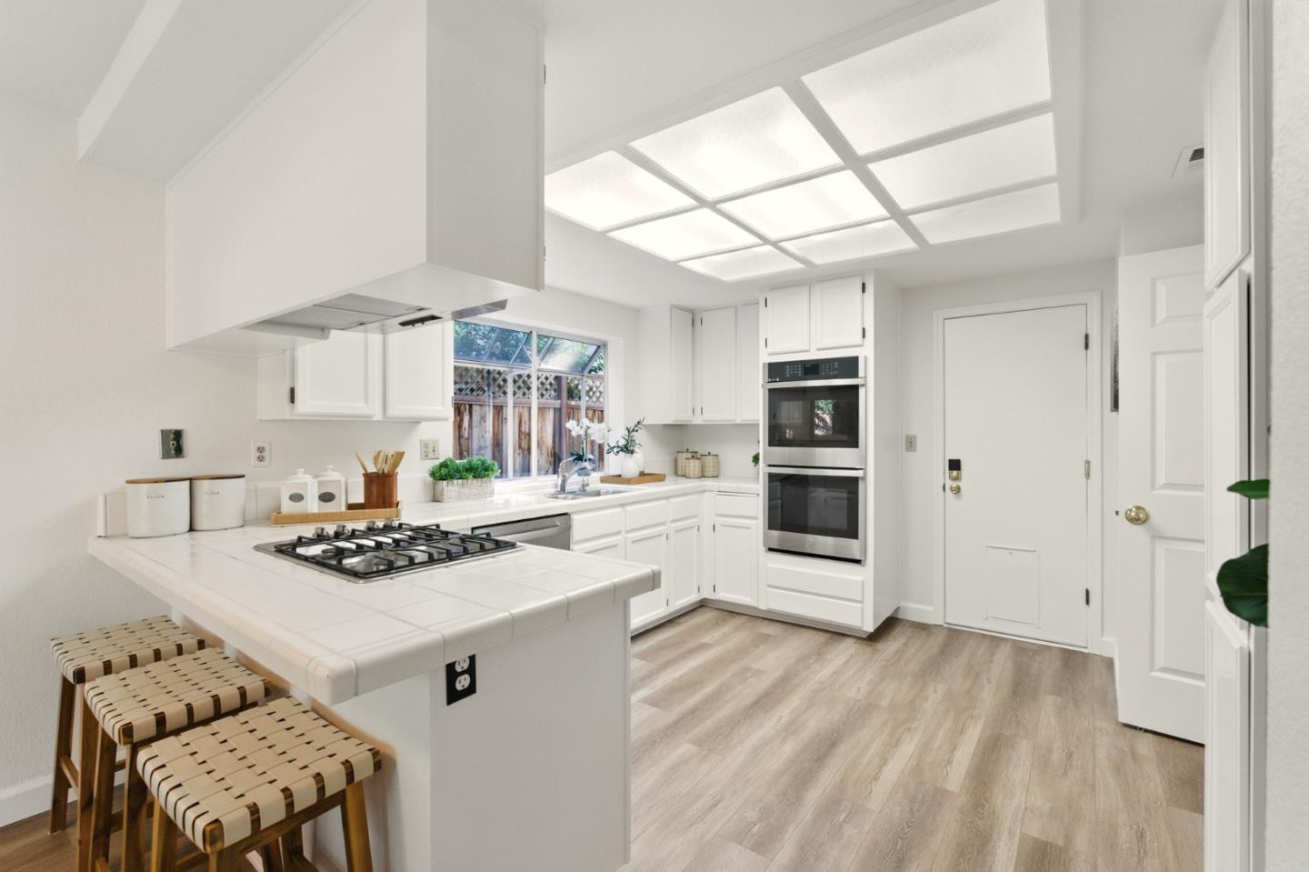 Detail Gallery Image 8 of 46 For 821 Whitehall Ln, Redwood City,  CA 94061 - 3 Beds | 2/1 Baths