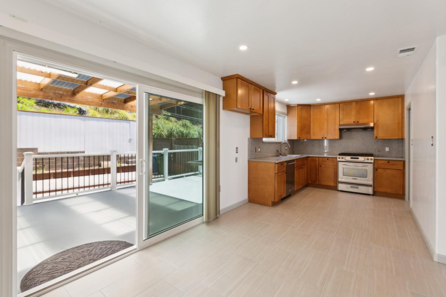 Detail Gallery Image 14 of 39 For 1121 Skyline Dr, Daly City,  CA 94015 - 3 Beds | 1/1 Baths