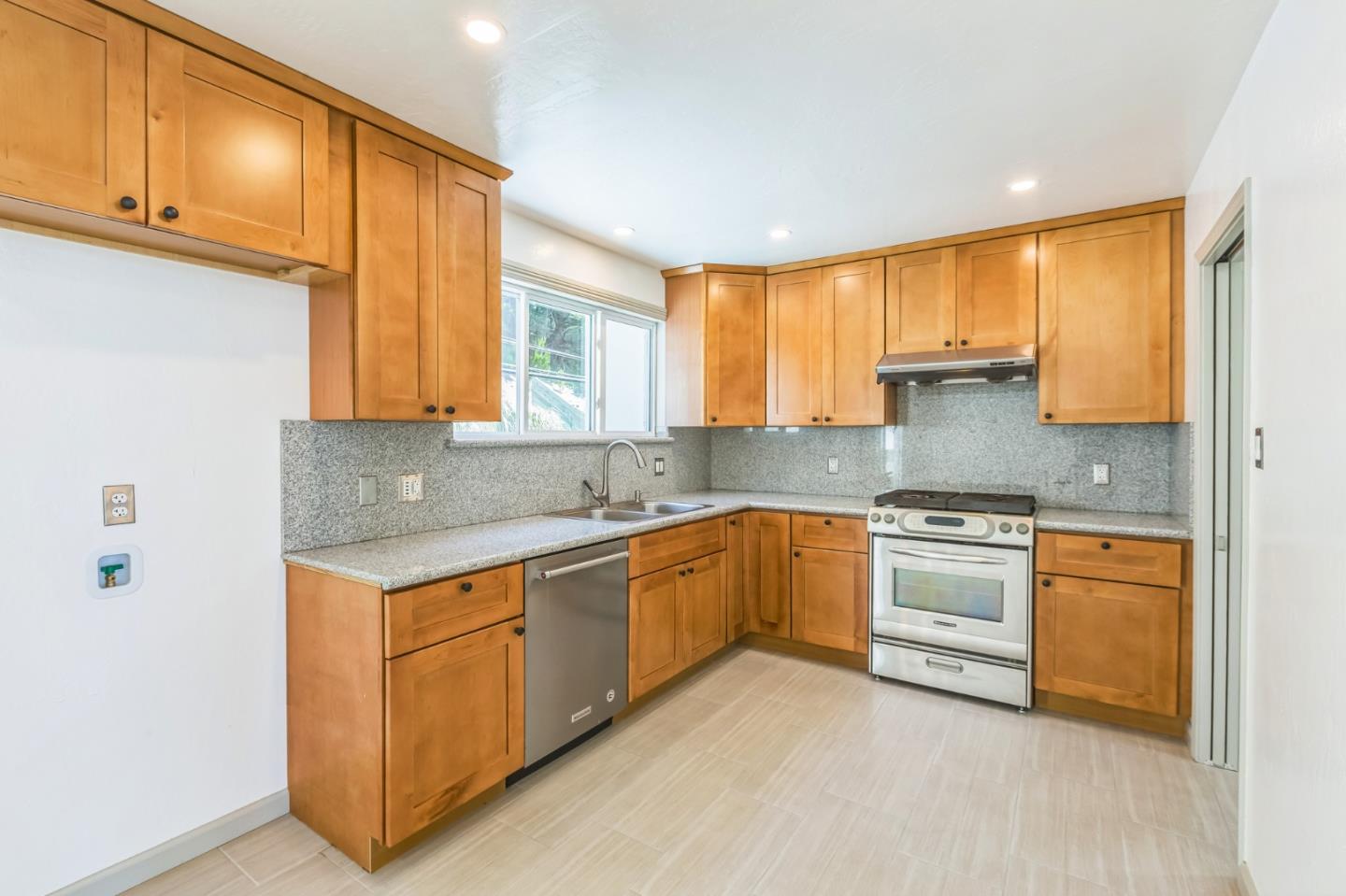 Detail Gallery Image 15 of 39 For 1121 Skyline Dr, Daly City,  CA 94015 - 3 Beds | 1/1 Baths