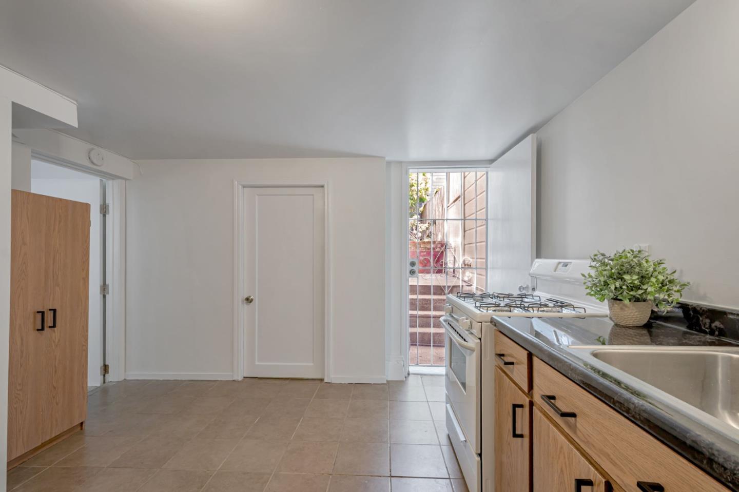 Detail Gallery Image 25 of 37 For 301 Madrid St, San Francisco,  CA 94112 - 3 Beds | 2 Baths