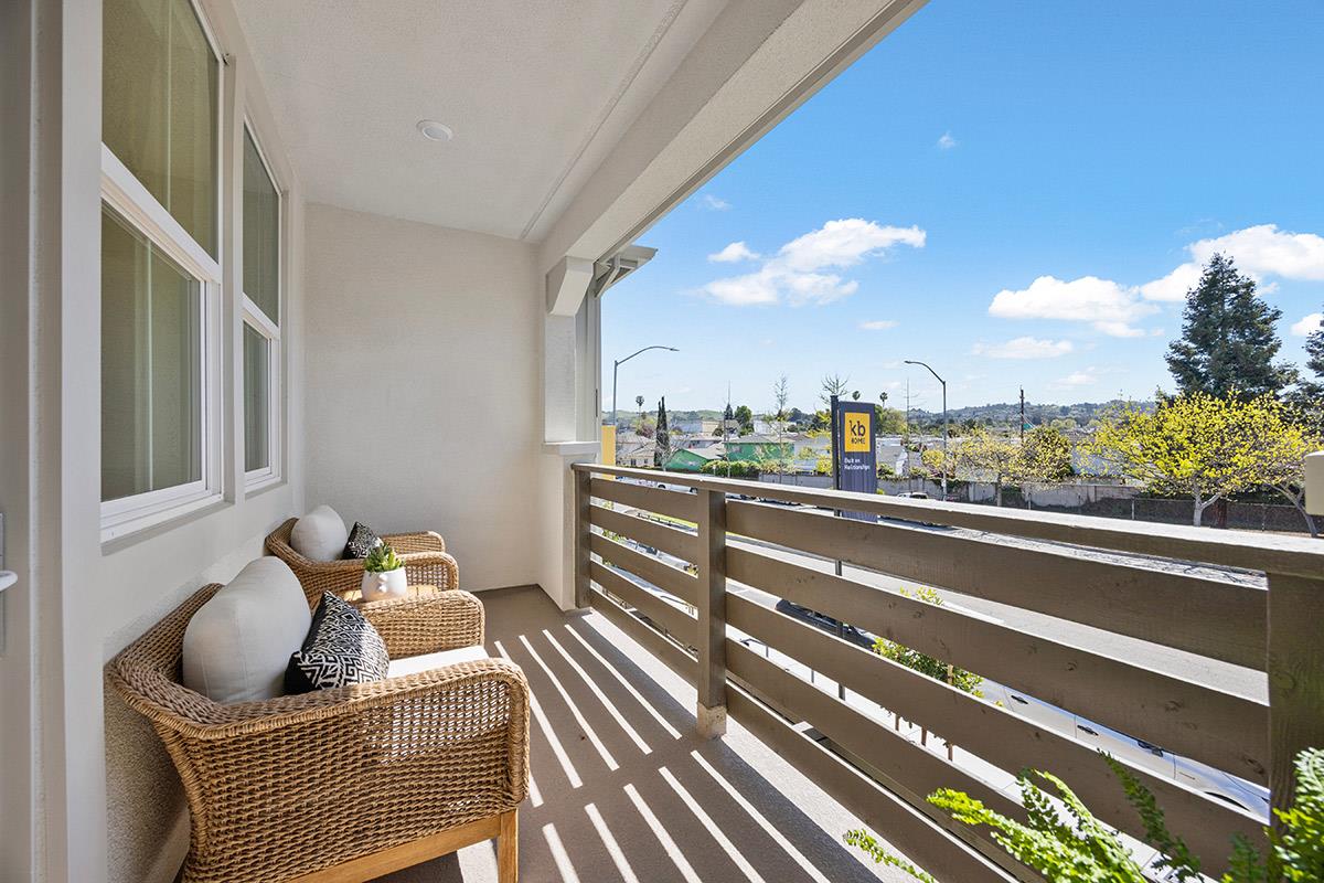 Detail Gallery Image 2 of 15 For 3820 Norbridge Ave, Castro Valley,  CA 94546 - 3 Beds | 3 Baths