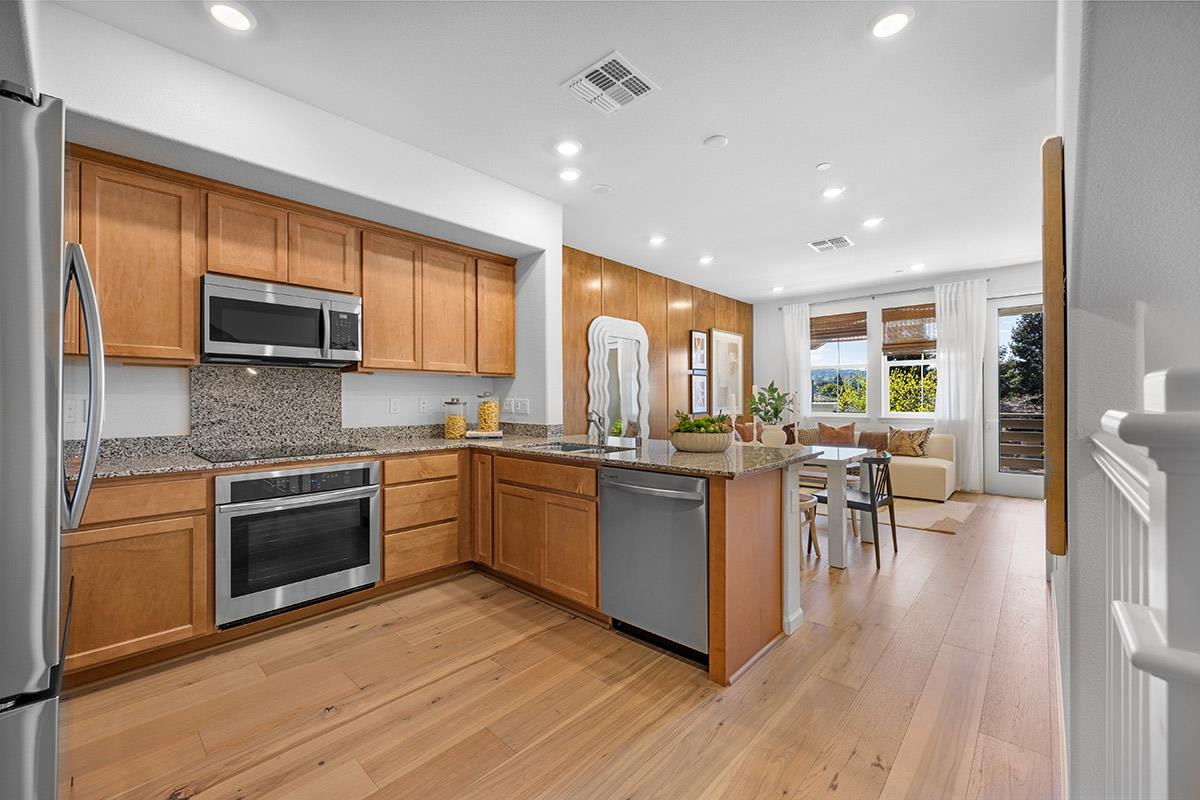 Detail Gallery Image 7 of 15 For 3820 Norbridge Ave, Castro Valley,  CA 94546 - 3 Beds | 3 Baths