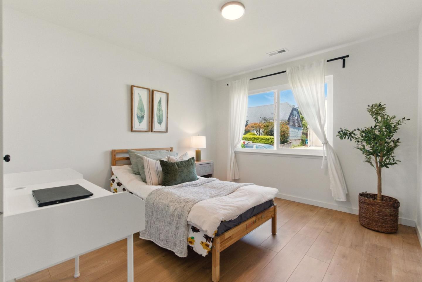 Detail Gallery Image 14 of 38 For 640 Heather Ct, Pacifica,  CA 94044 - 4 Beds | 2 Baths