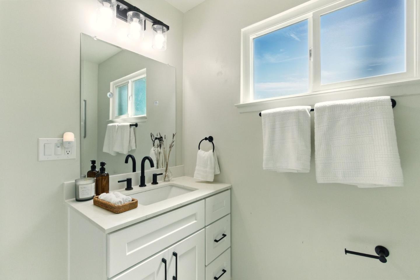 Detail Gallery Image 23 of 38 For 640 Heather Ct, Pacifica,  CA 94044 - 4 Beds | 2 Baths