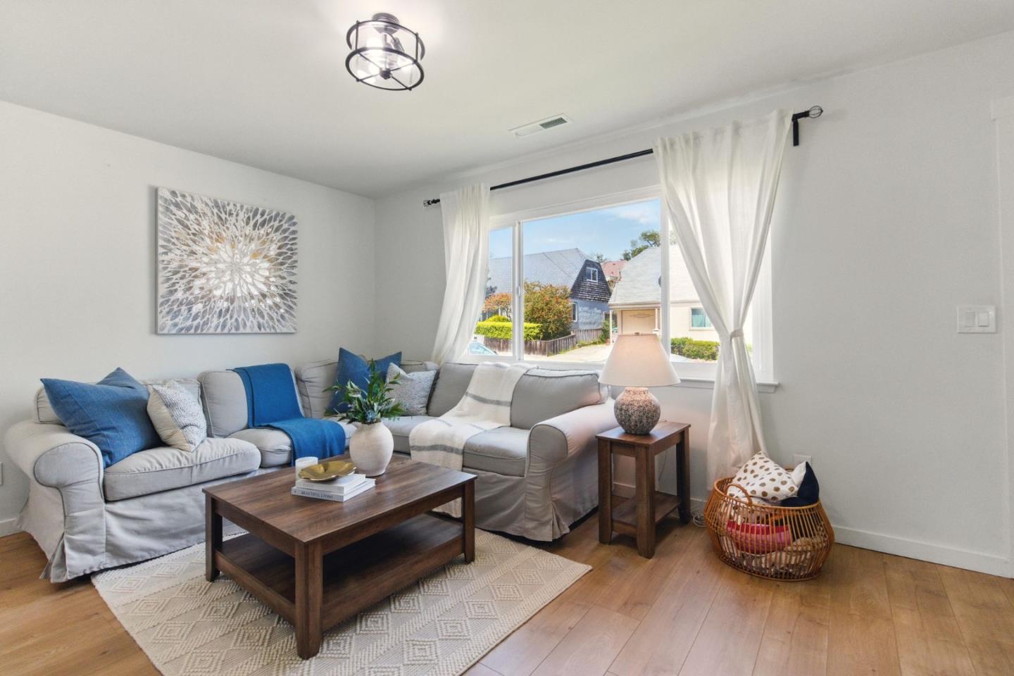 Detail Gallery Image 5 of 38 For 640 Heather Ct, Pacifica,  CA 94044 - 4 Beds | 2 Baths