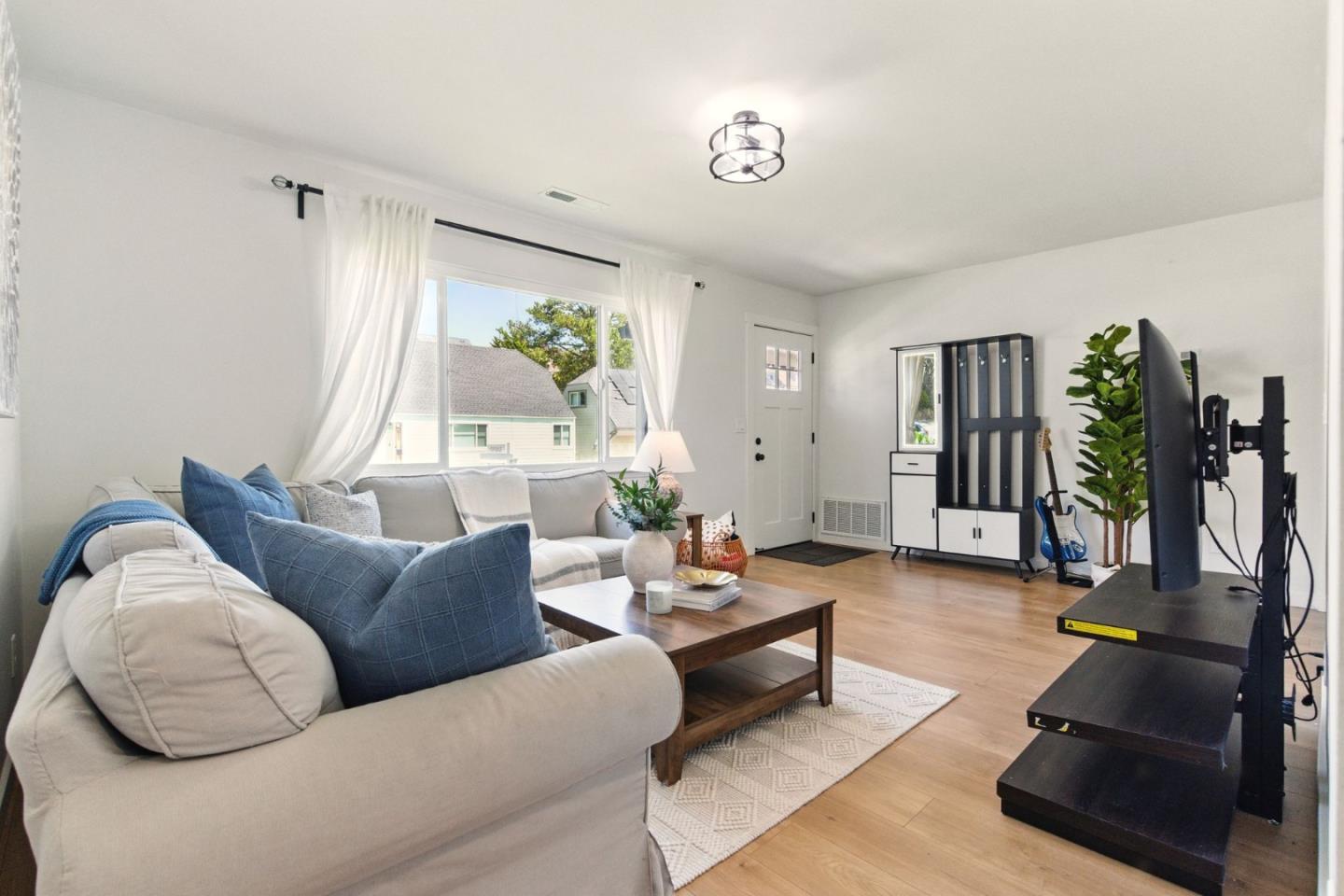 Detail Gallery Image 6 of 38 For 640 Heather Ct, Pacifica,  CA 94044 - 4 Beds | 2 Baths