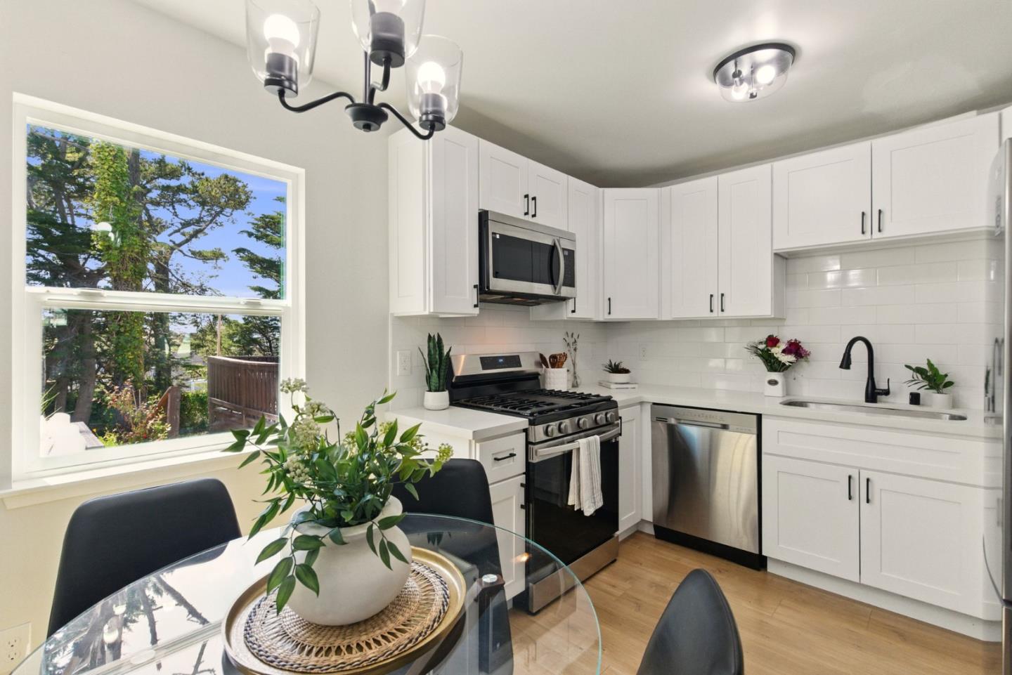 Detail Gallery Image 8 of 38 For 640 Heather Ct, Pacifica,  CA 94044 - 4 Beds | 2 Baths