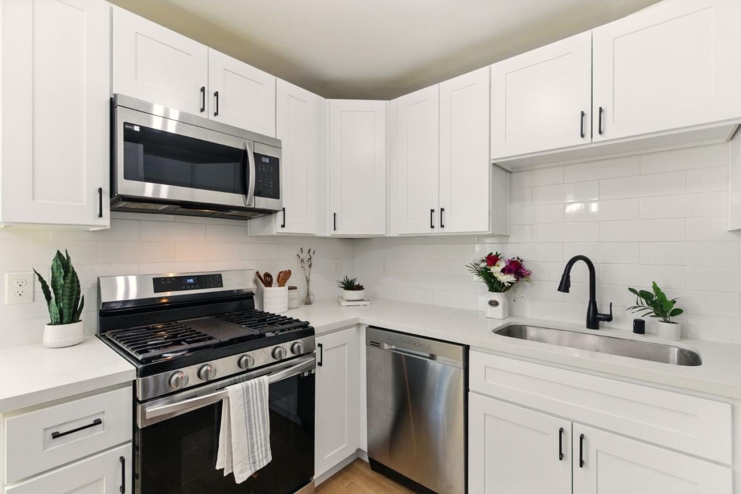 Detail Gallery Image 9 of 38 For 640 Heather Ct, Pacifica,  CA 94044 - 4 Beds | 2 Baths
