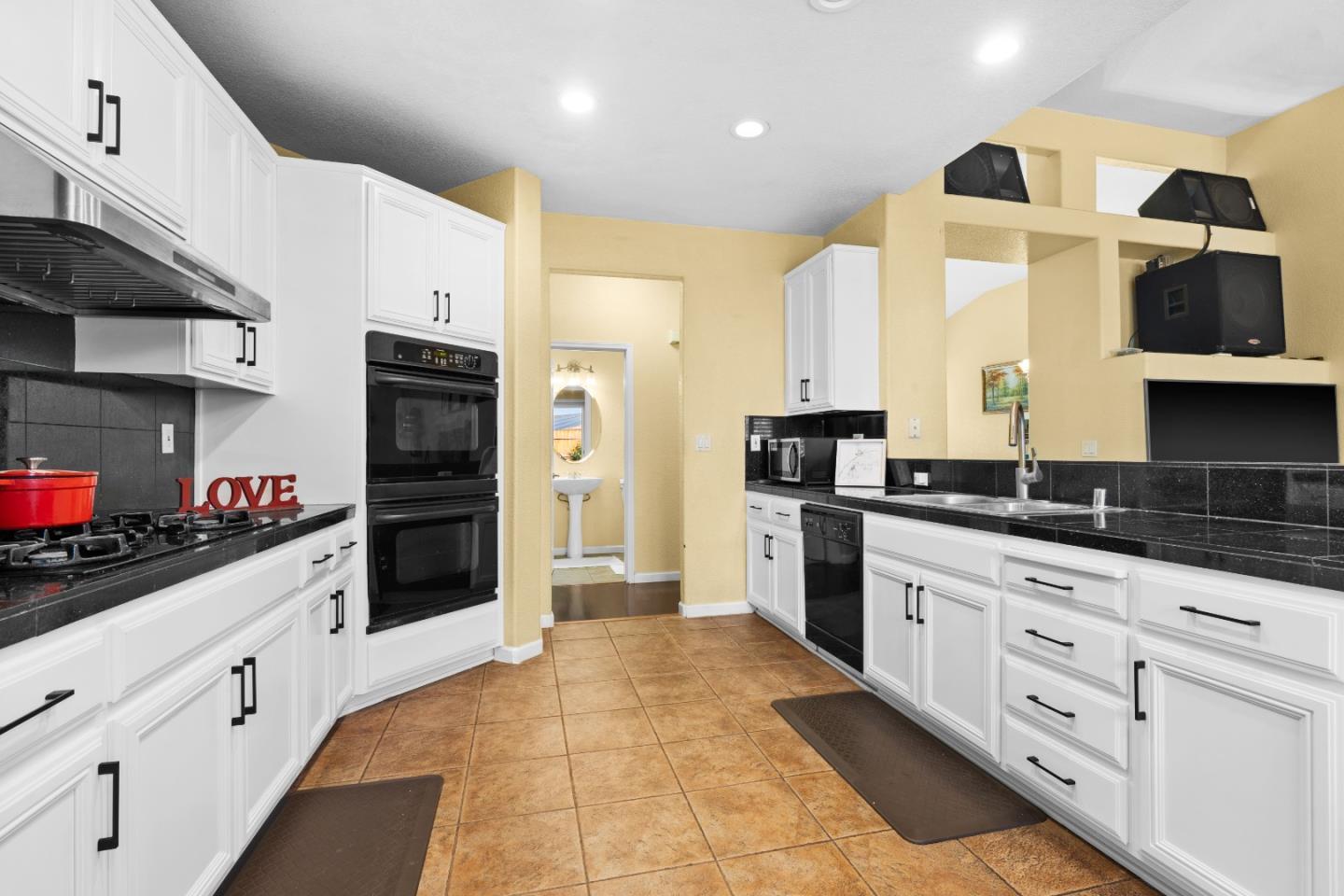 Detail Gallery Image 10 of 58 For 354 Vasconcellos Ave, Manteca,  CA 95336 - 5 Beds | 3/1 Baths