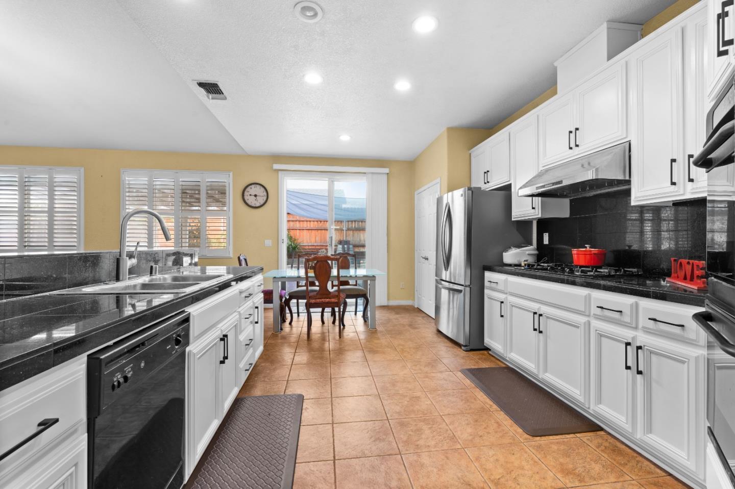 Detail Gallery Image 11 of 58 For 354 Vasconcellos Ave, Manteca,  CA 95336 - 5 Beds | 3/1 Baths