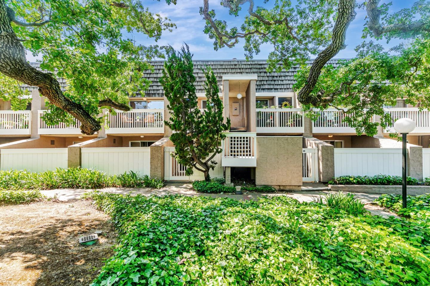 Detail Gallery Image 2 of 43 For 675 Sharon Park Dr #231,  Menlo Park,  CA 94025 - 2 Beds | 2 Baths