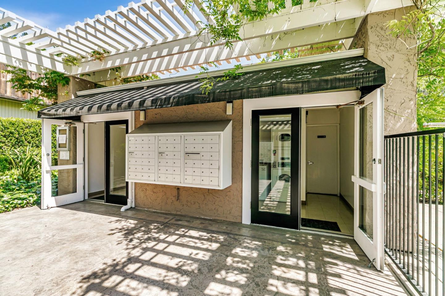 Detail Gallery Image 31 of 43 For 675 Sharon Park Dr #231,  Menlo Park,  CA 94025 - 2 Beds | 2 Baths