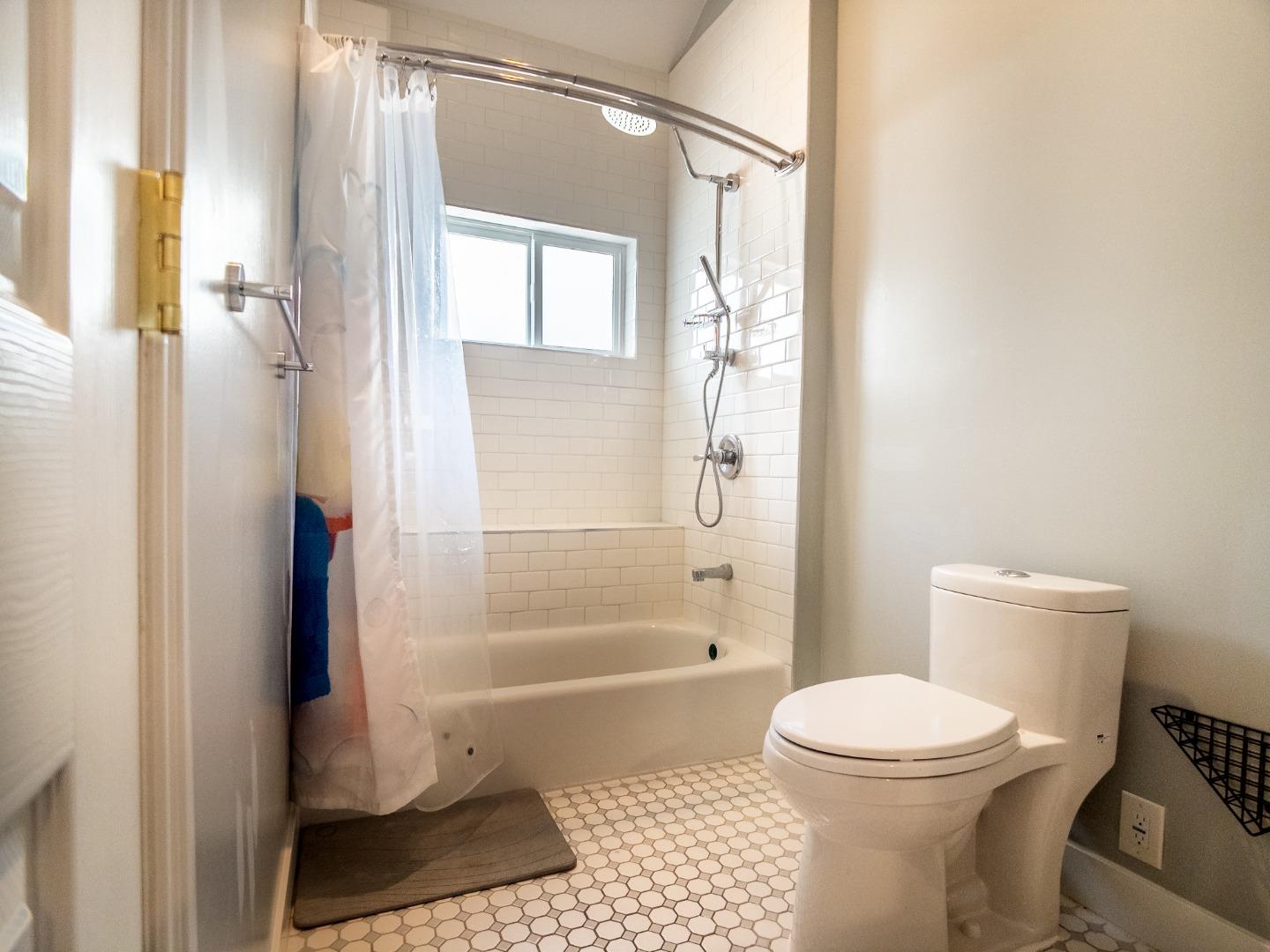 Detail Gallery Image 13 of 36 For 1435 Edgehill Dr, Burlingame,  CA 94010 - 5 Beds | 3/1 Baths