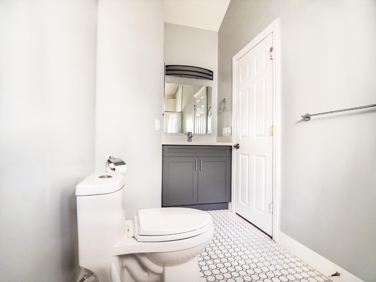 Detail Gallery Image 14 of 36 For 1435 Edgehill Dr, Burlingame,  CA 94010 - 5 Beds | 3/1 Baths