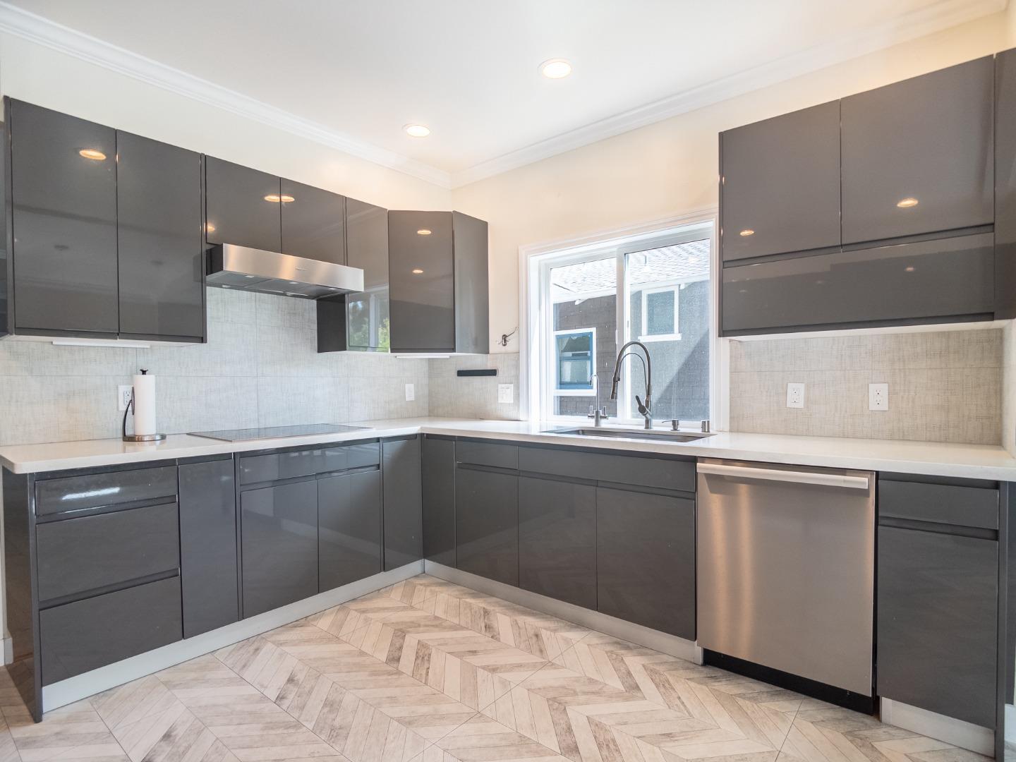 Detail Gallery Image 25 of 36 For 1435 Edgehill Dr, Burlingame,  CA 94010 - 5 Beds | 3/1 Baths
