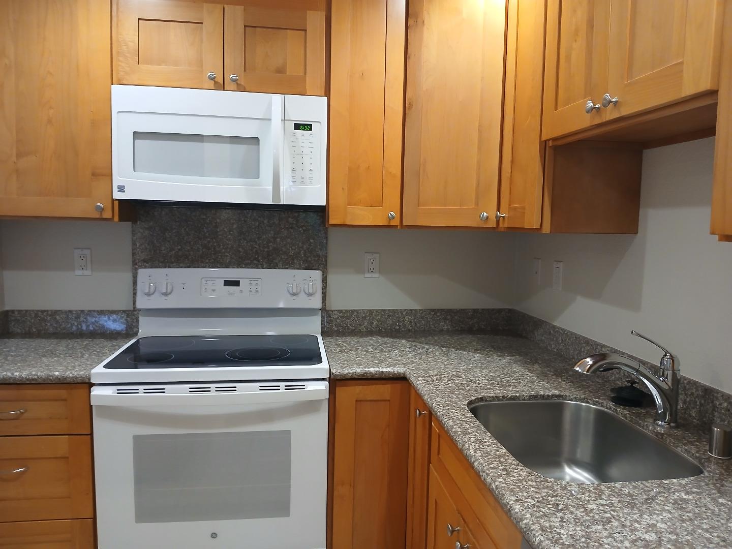 Detail Gallery Image 11 of 20 For 99 Avenue Portola 2b,  El Granada,  CA 94018 - 1 Beds | 1 Baths