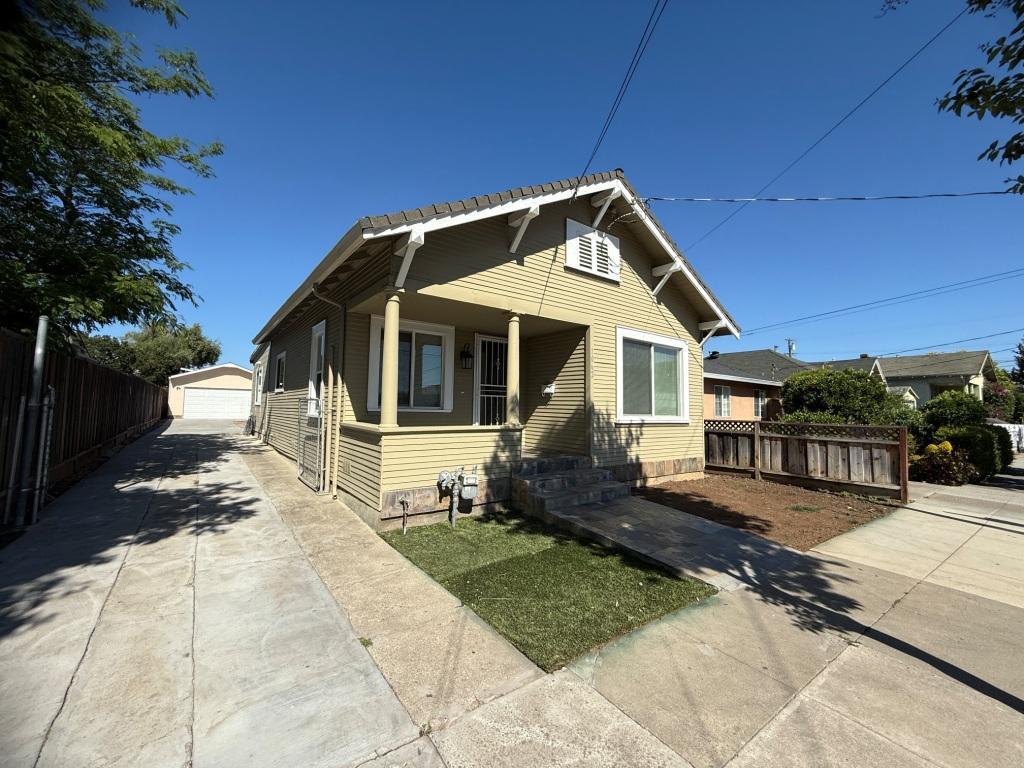 Detail Gallery Image 2 of 22 For 1062 Lick Ave, San Jose,  CA 95110 - 4 Beds | 2 Baths