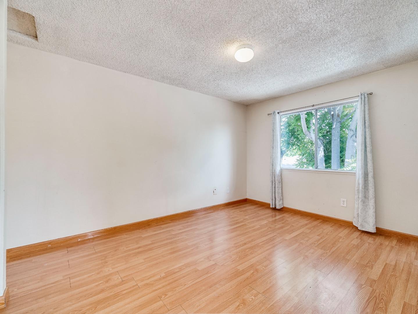 Detail Gallery Image 14 of 25 For 145 Goularte Way, San Jose,  CA 95116 - 3 Beds | 2/1 Baths