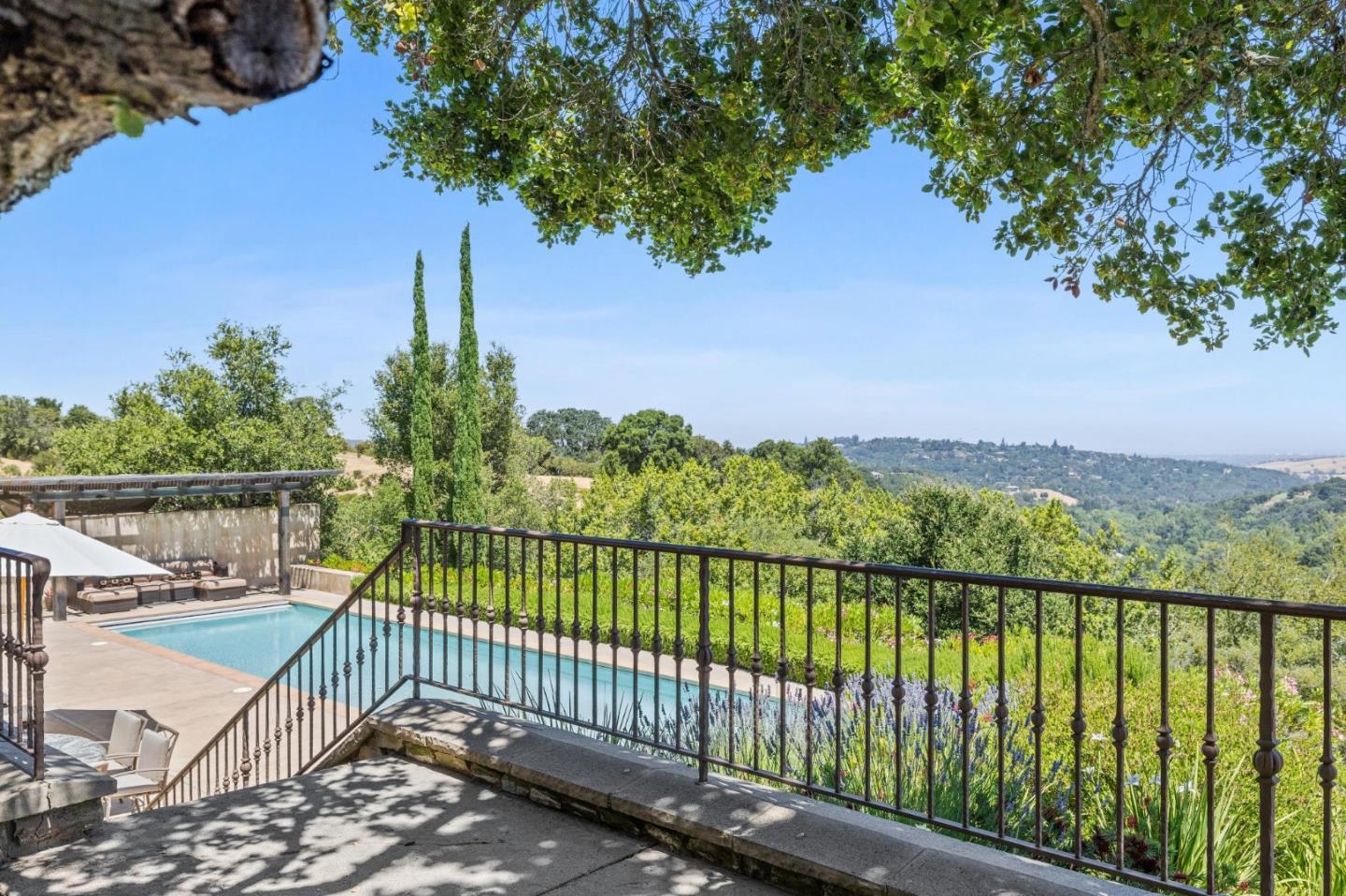 Detail Gallery Image 13 of 59 For 7 Redberry Rdg, Portola Valley,  CA 94028 - 5 Beds | 7/1 Baths